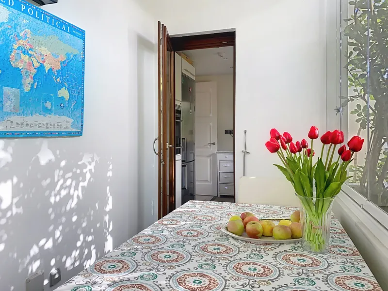 Boasting breathtaking frontal sea views that reach as far as Gibraltar and the African coast, and with direct access to the beach, this exclusive frontline apartment is located in the prestigious Doncella Beach development, in the sought-after Seghers are