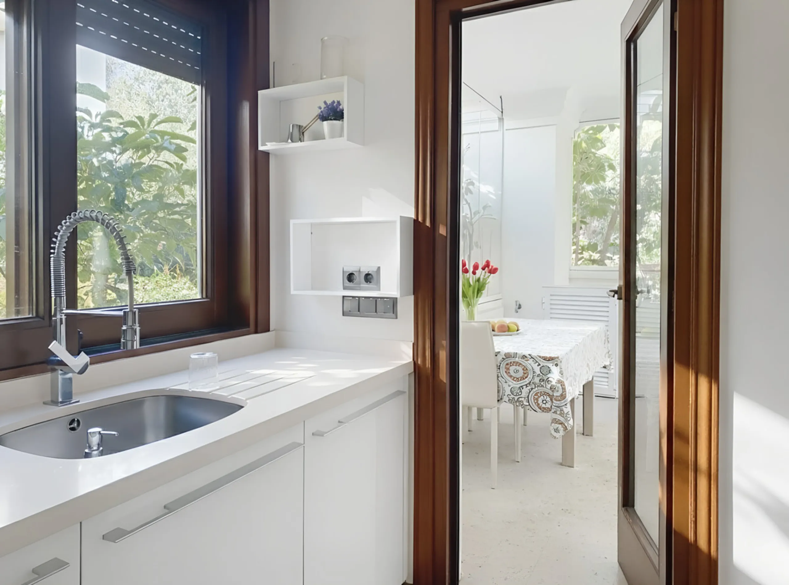 Boasting breathtaking frontal sea views that reach as far as Gibraltar and the African coast, and with direct access to the beach, this exclusive frontline apartment is located in the prestigious Doncella Beach development, in the sought-after Seghers are