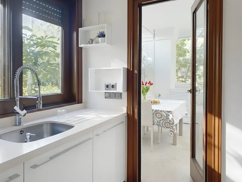 Boasting breathtaking frontal sea views that reach as far as Gibraltar and the African coast, and with direct access to the beach, this exclusive frontline apartment is located in the prestigious Doncella Beach development, in the sought-after Seghers are