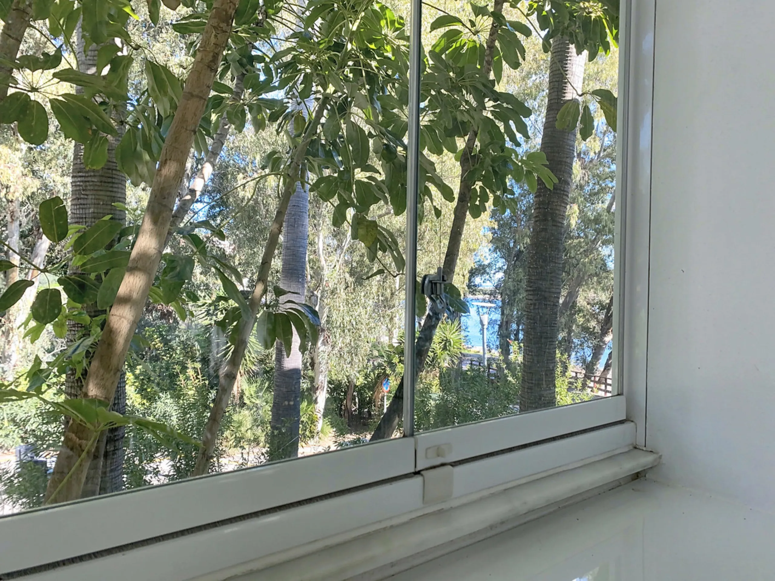 Boasting breathtaking frontal sea views that reach as far as Gibraltar and the African coast, and with direct access to the beach, this exclusive frontline apartment is located in the prestigious Doncella Beach development, in the sought-after Seghers are