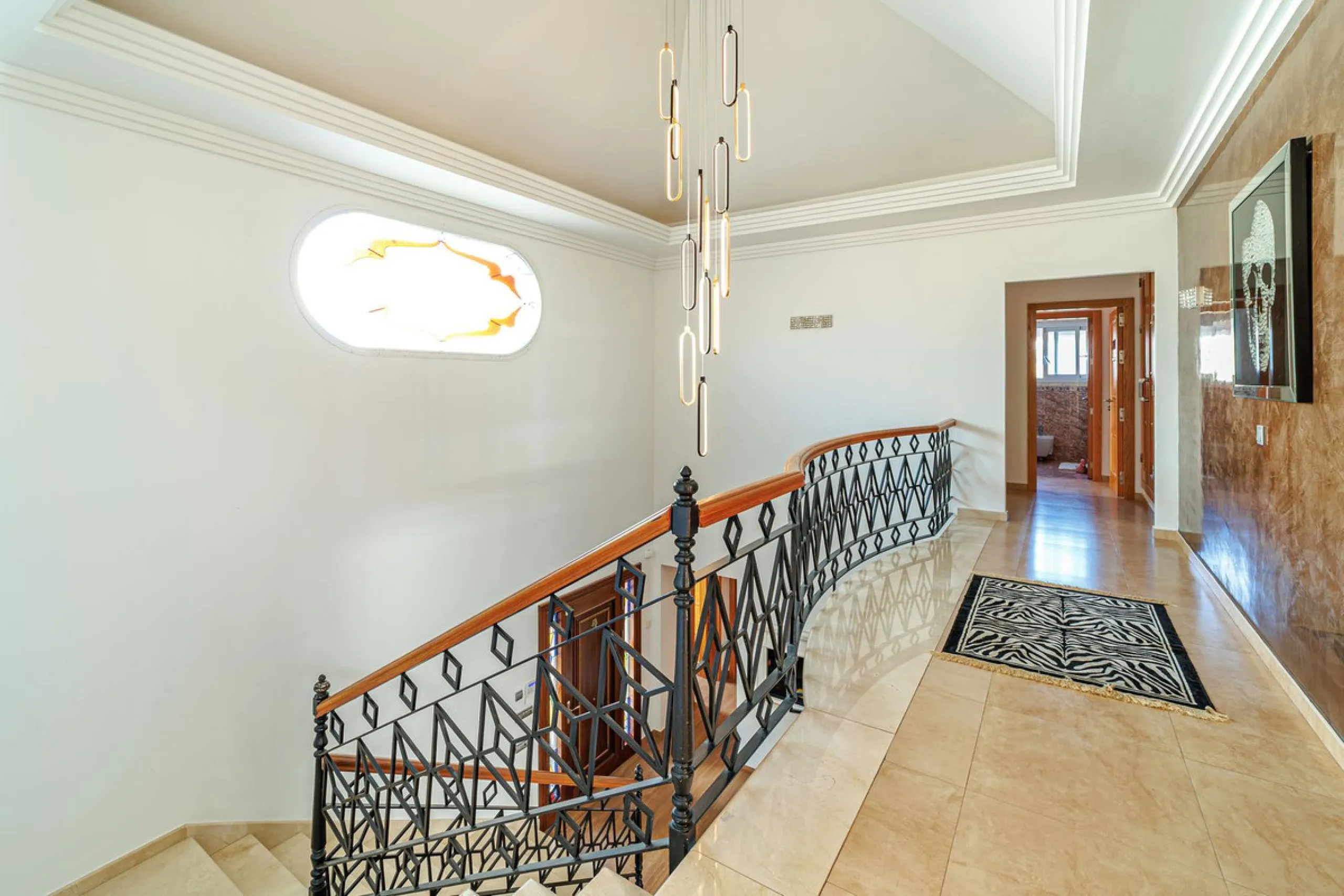 Discover an exceptional villa designed for those seeking space, comfort, luxury, and a prime location. Set on a 1,600 m² plot with over 900 m² built, this impressive property is located in a quiet and exclusive residential area, just a few minutes from Ma