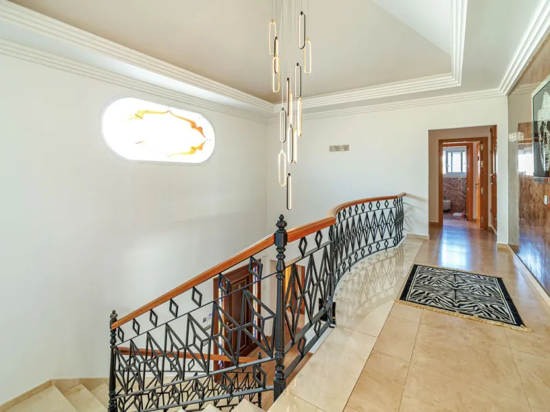 Discover an exceptional villa designed for those seeking space, comfort, luxury, and a prime location. Set on a 1,600 m² plot with over 900 m² built, this impressive property is located in a quiet and exclusive residential area, just a few minutes from Ma
