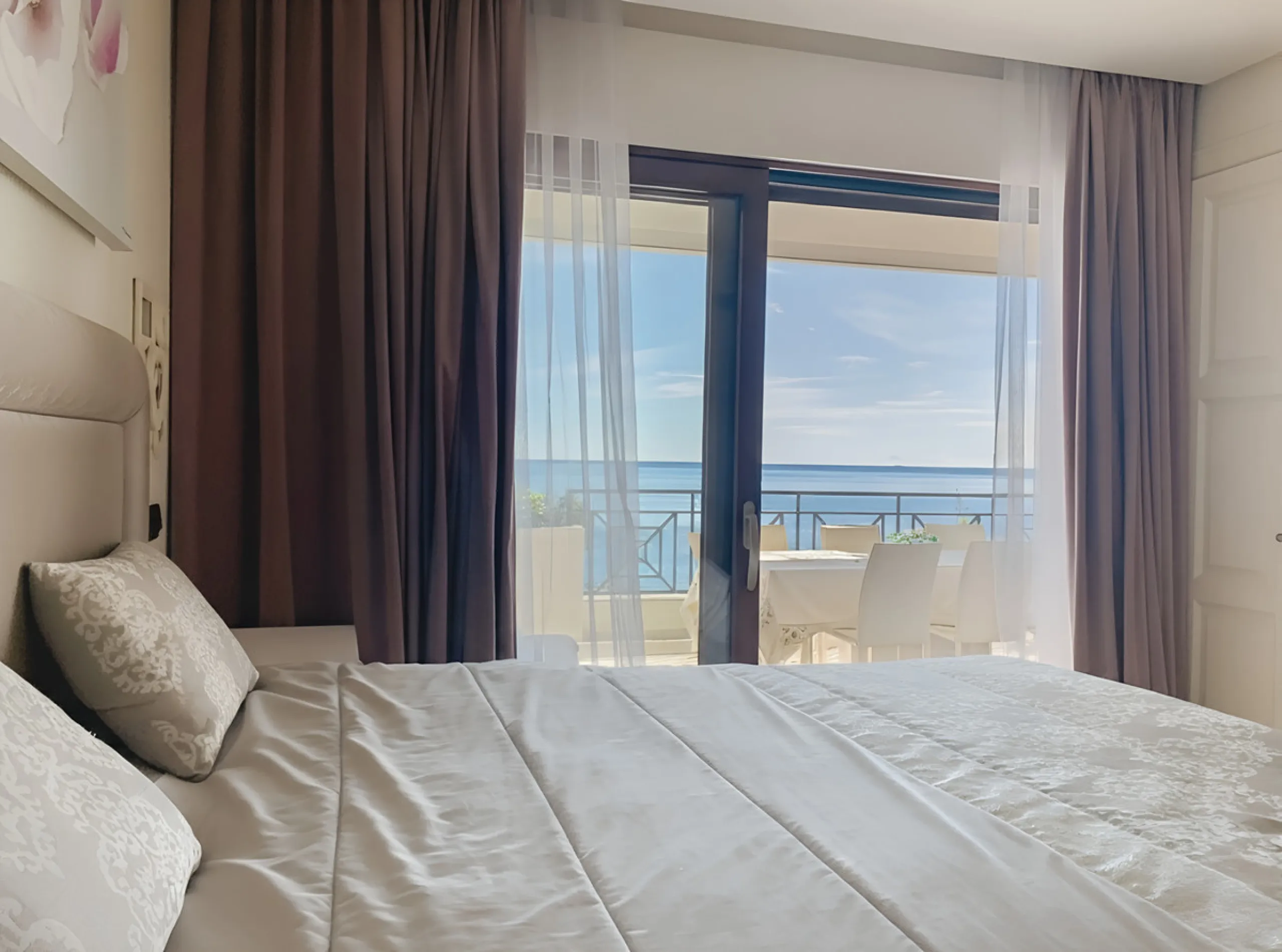 Boasting breathtaking frontal sea views that reach as far as Gibraltar and the African coast, and with direct access to the beach, this exclusive frontline apartment is located in the prestigious Doncella Beach development, in the sought-after Seghers are
