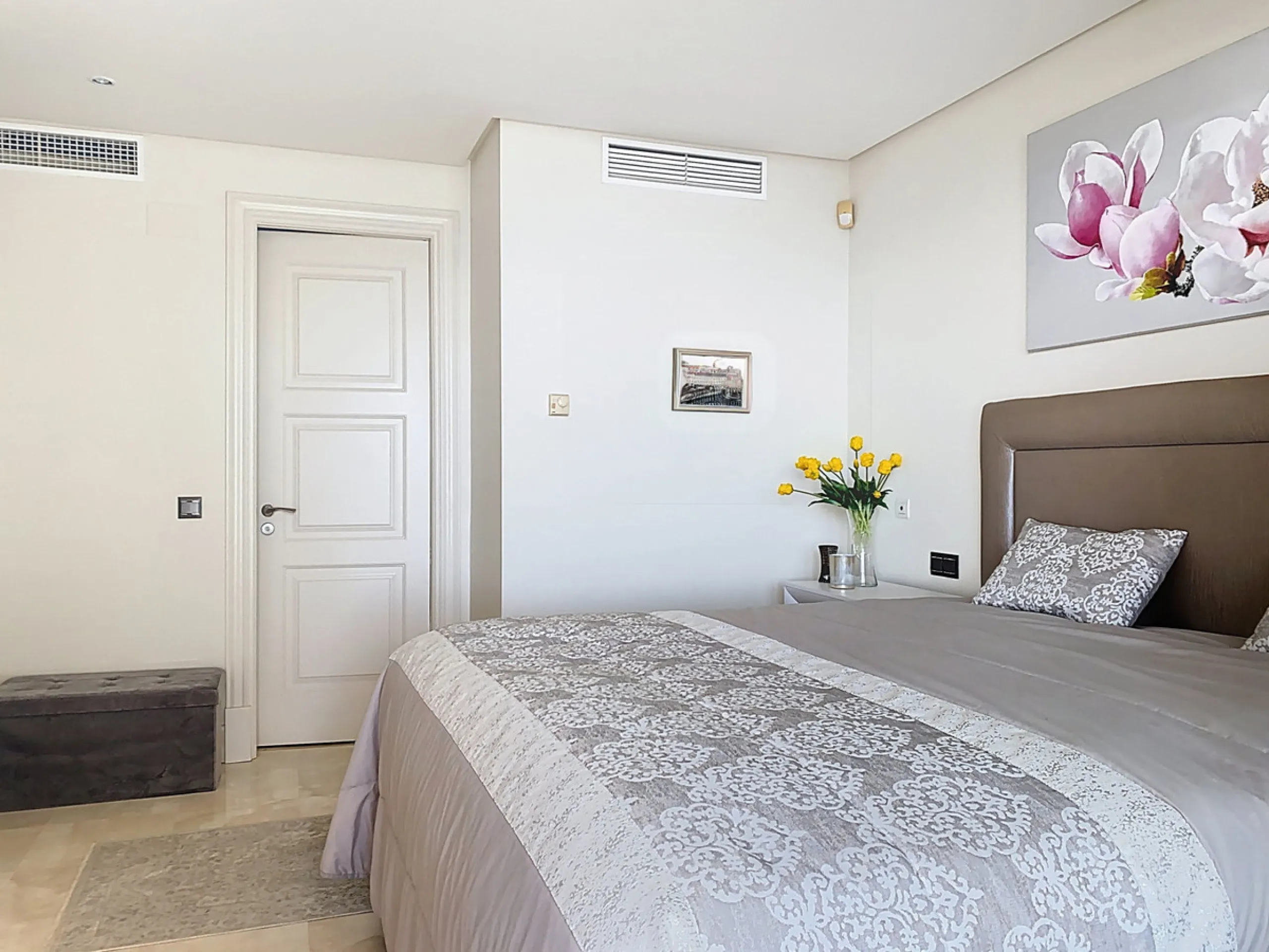 Boasting breathtaking frontal sea views that reach as far as Gibraltar and the African coast, and with direct access to the beach, this exclusive frontline apartment is located in the prestigious Doncella Beach development, in the sought-after Seghers are