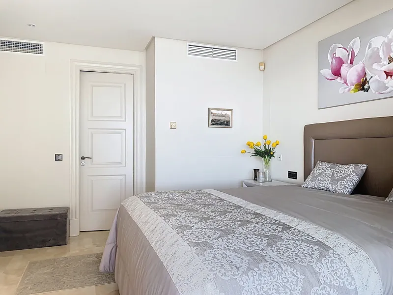 Boasting breathtaking frontal sea views that reach as far as Gibraltar and the African coast, and with direct access to the beach, this exclusive frontline apartment is located in the prestigious Doncella Beach development, in the sought-after Seghers are
