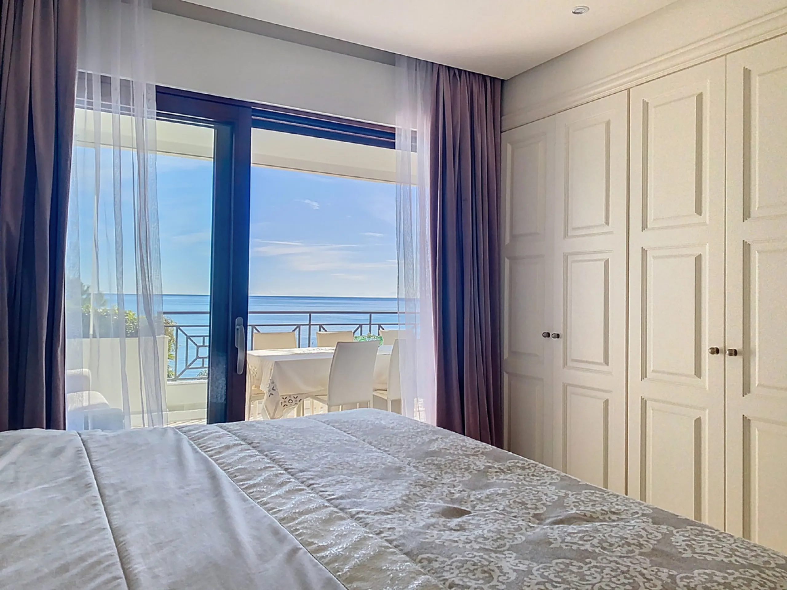 Boasting breathtaking frontal sea views that reach as far as Gibraltar and the African coast, and with direct access to the beach, this exclusive frontline apartment is located in the prestigious Doncella Beach development, in the sought-after Seghers are