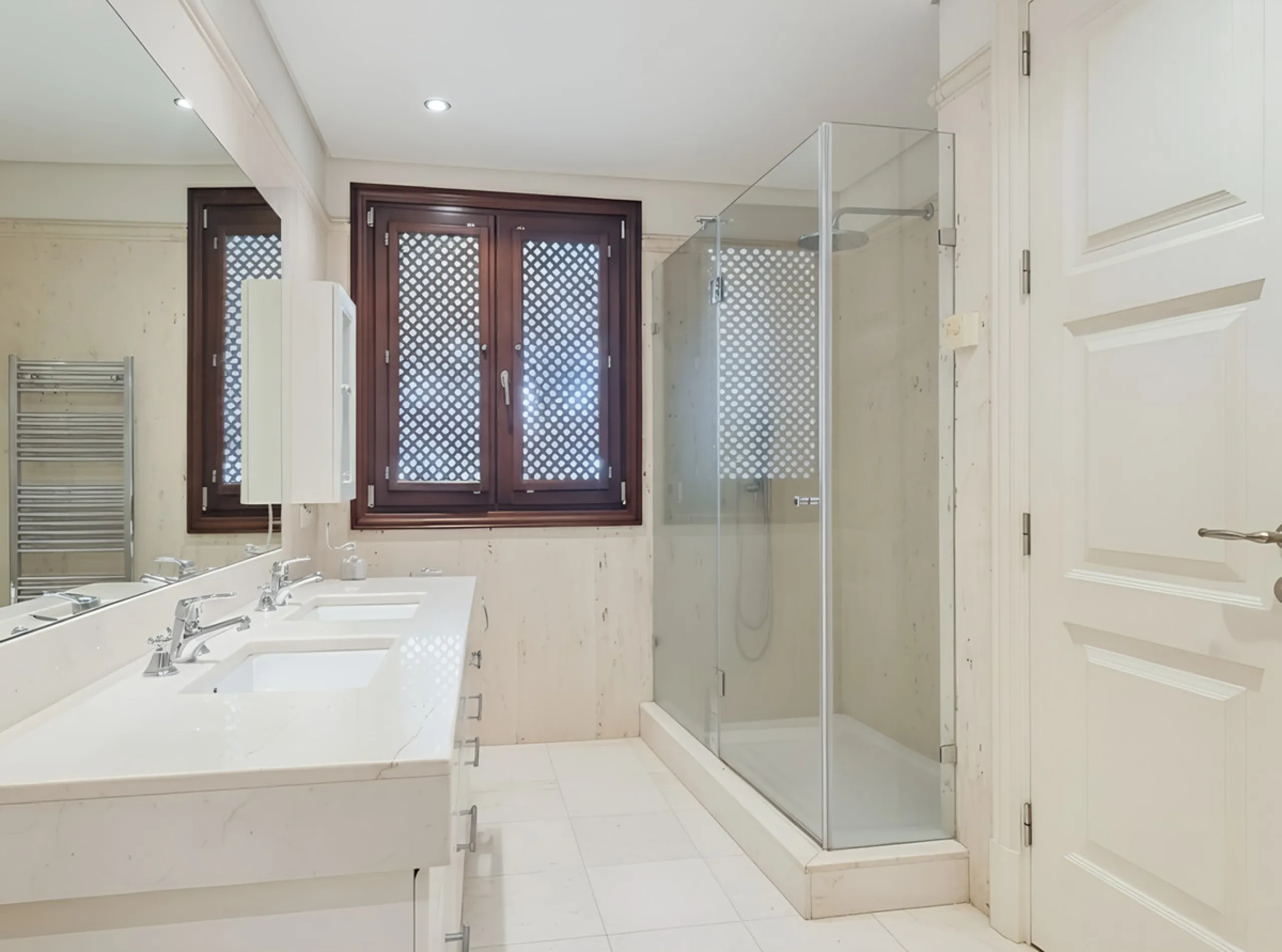 Boasting breathtaking frontal sea views that reach as far as Gibraltar and the African coast, and with direct access to the beach, this exclusive frontline apartment is located in the prestigious Doncella Beach development, in the sought-after Seghers are
