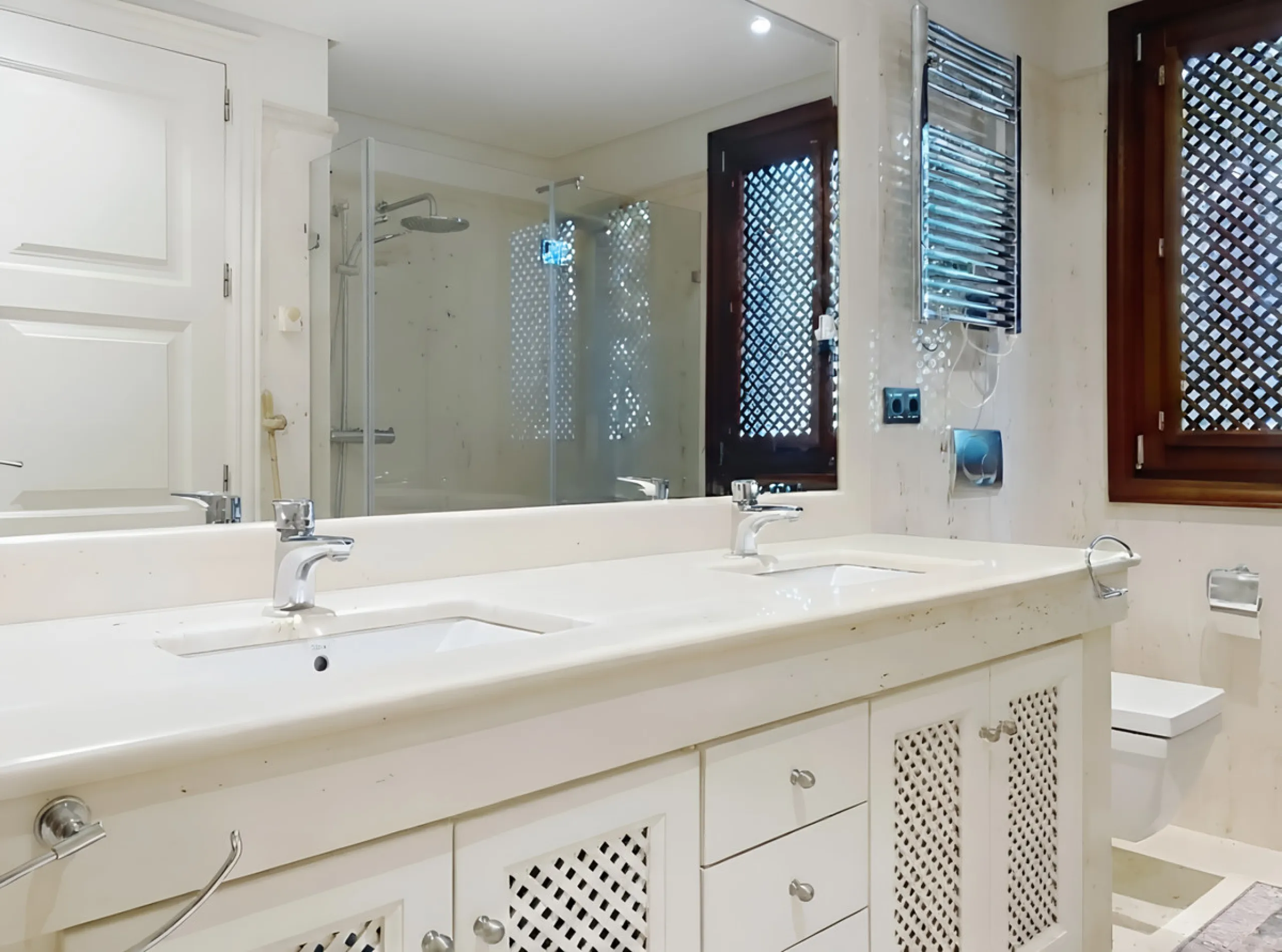 Boasting breathtaking frontal sea views that reach as far as Gibraltar and the African coast, and with direct access to the beach, this exclusive frontline apartment is located in the prestigious Doncella Beach development, in the sought-after Seghers are