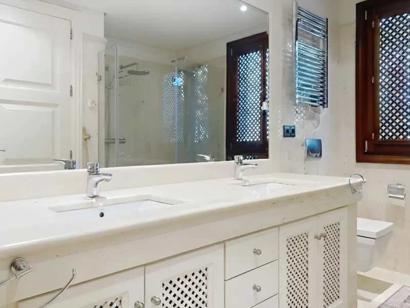 Boasting breathtaking frontal sea views that reach as far as Gibraltar and the African coast, and with direct access to the beach, this exclusive frontline apartment is located in the prestigious Doncella Beach development, in the sought-after Seghers are