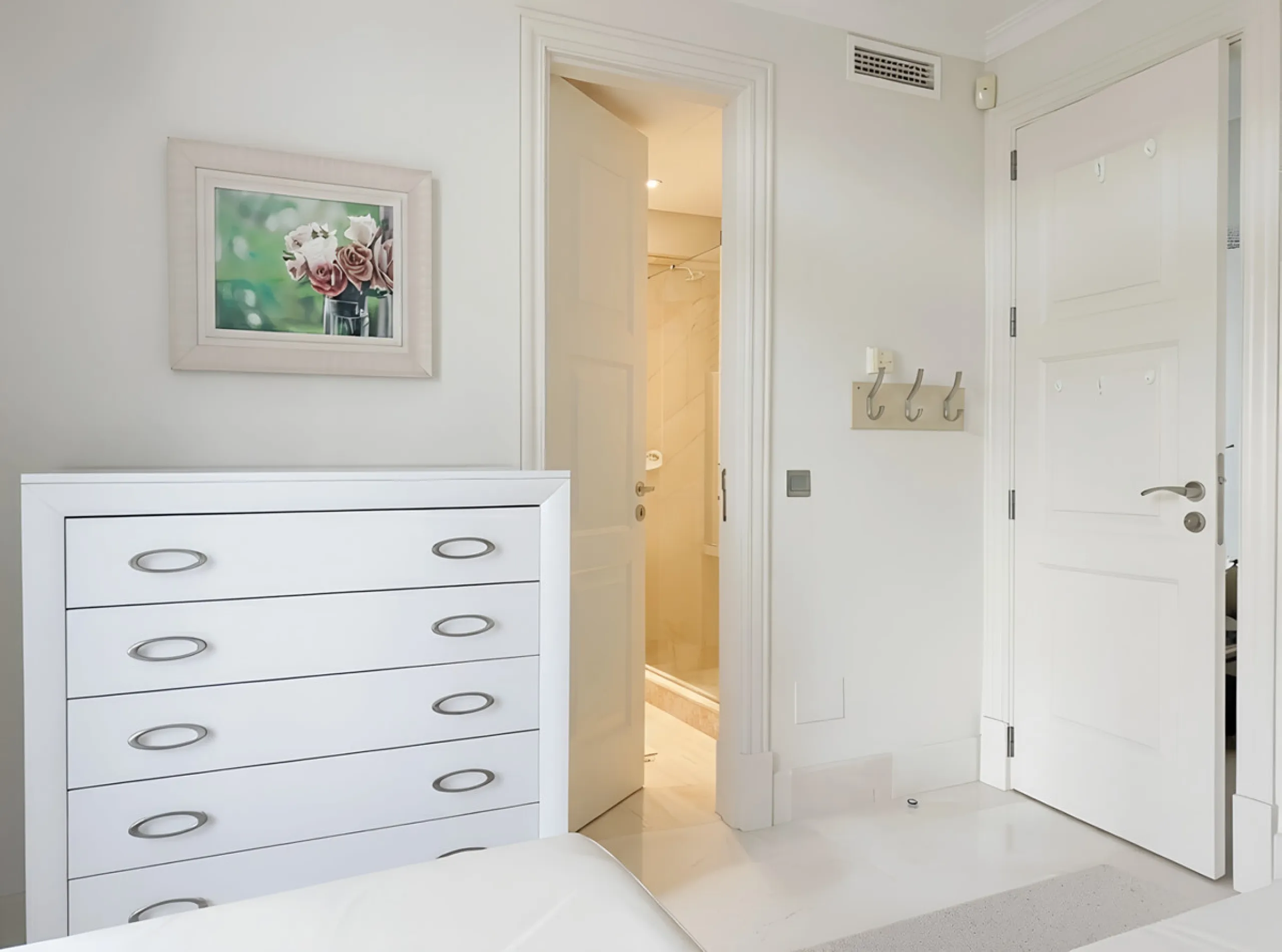 Boasting breathtaking frontal sea views that reach as far as Gibraltar and the African coast, and with direct access to the beach, this exclusive frontline apartment is located in the prestigious Doncella Beach development, in the sought-after Seghers are