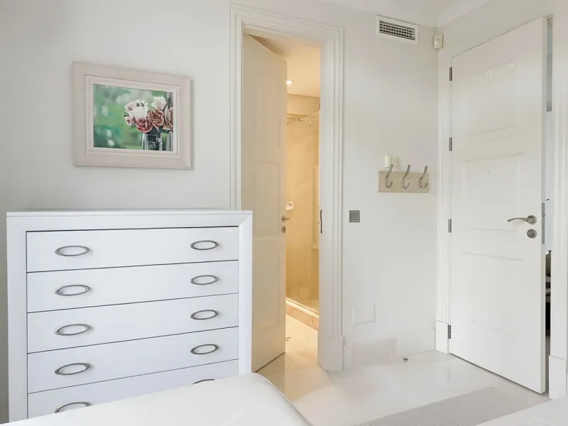 Boasting breathtaking frontal sea views that reach as far as Gibraltar and the African coast, and with direct access to the beach, this exclusive frontline apartment is located in the prestigious Doncella Beach development, in the sought-after Seghers are