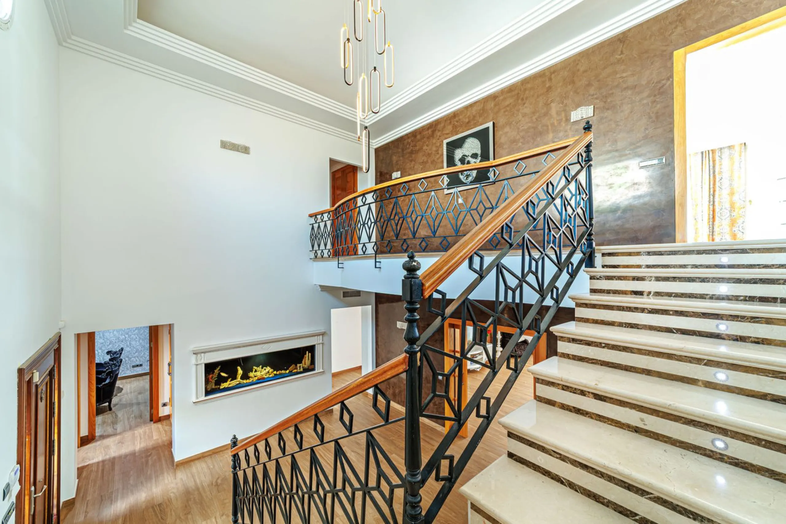 Discover an exceptional villa designed for those seeking space, comfort, luxury, and a prime location. Set on a 1,600 m² plot with over 900 m² built, this impressive property is located in a quiet and exclusive residential area, just a few minutes from Ma