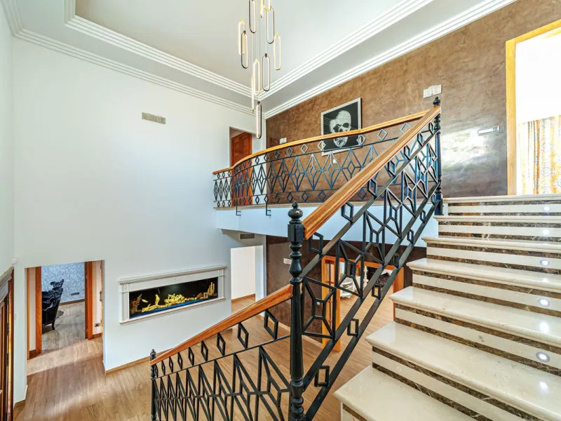 Discover an exceptional villa designed for those seeking space, comfort, luxury, and a prime location. Set on a 1,600 m² plot with over 900 m² built, this impressive property is located in a quiet and exclusive residential area, just a few minutes from Ma