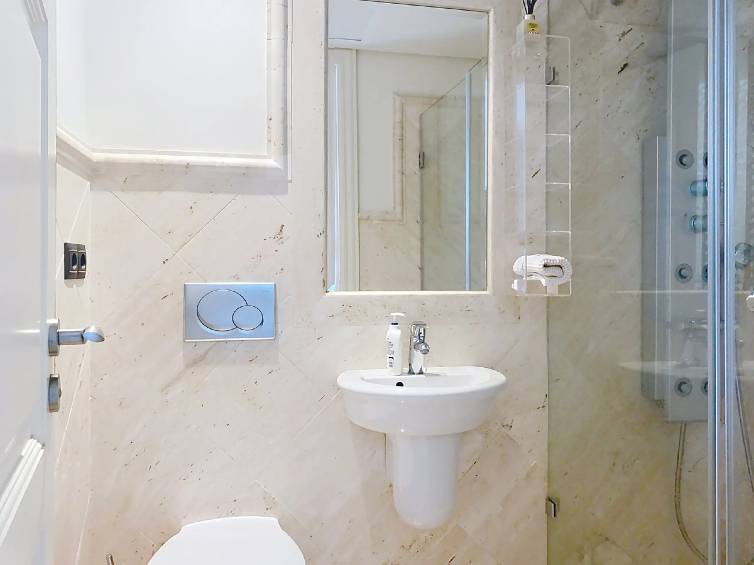 Boasting breathtaking frontal sea views that reach as far as Gibraltar and the African coast, and with direct access to the beach, this exclusive frontline apartment is located in the prestigious Doncella Beach development, in the sought-after Seghers are