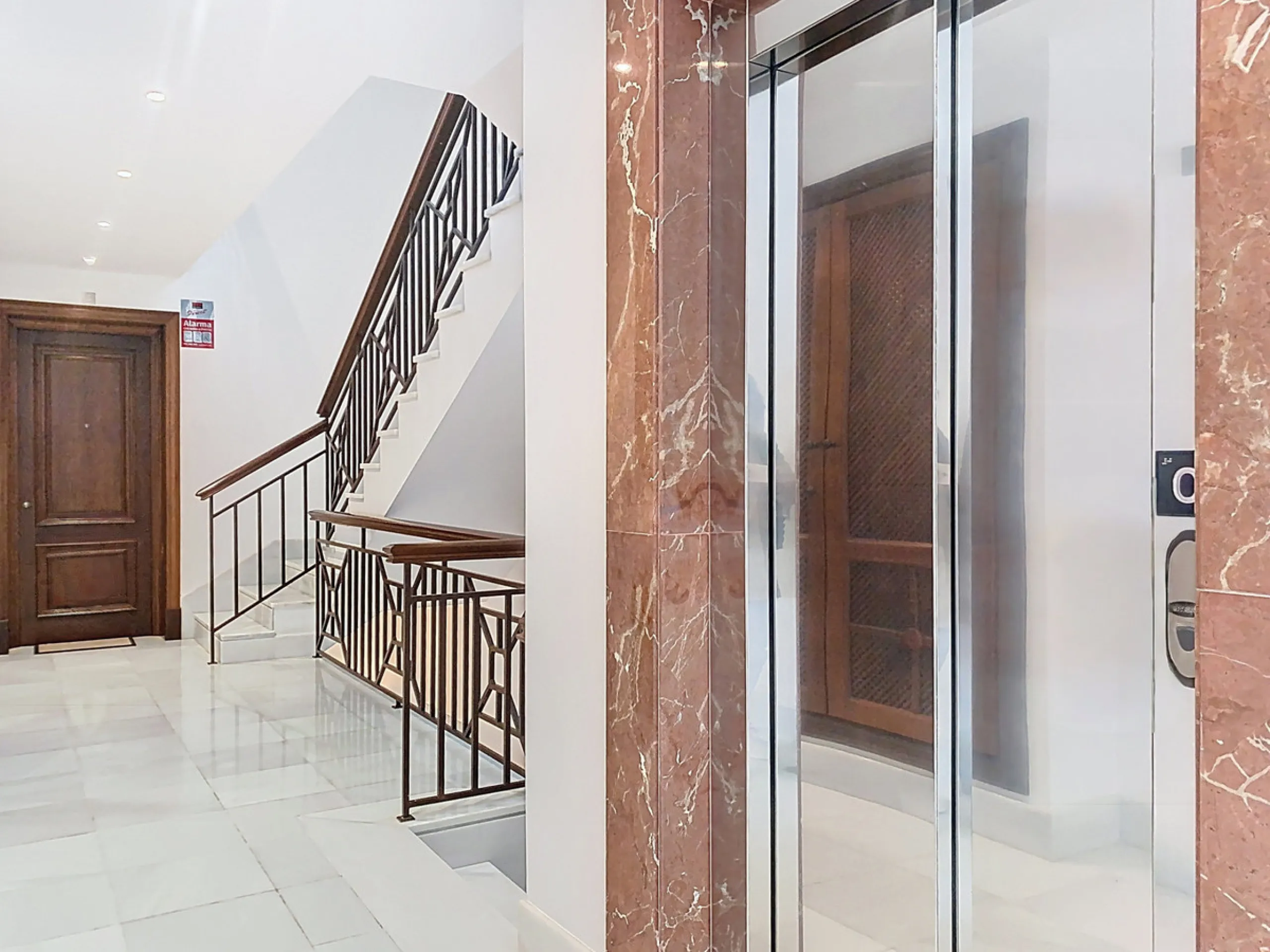 Boasting breathtaking frontal sea views that reach as far as Gibraltar and the African coast, and with direct access to the beach, this exclusive frontline apartment is located in the prestigious Doncella Beach development, in the sought-after Seghers are
