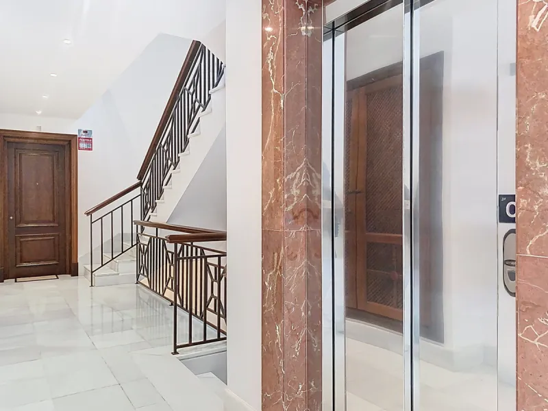 Boasting breathtaking frontal sea views that reach as far as Gibraltar and the African coast, and with direct access to the beach, this exclusive frontline apartment is located in the prestigious Doncella Beach development, in the sought-after Seghers are