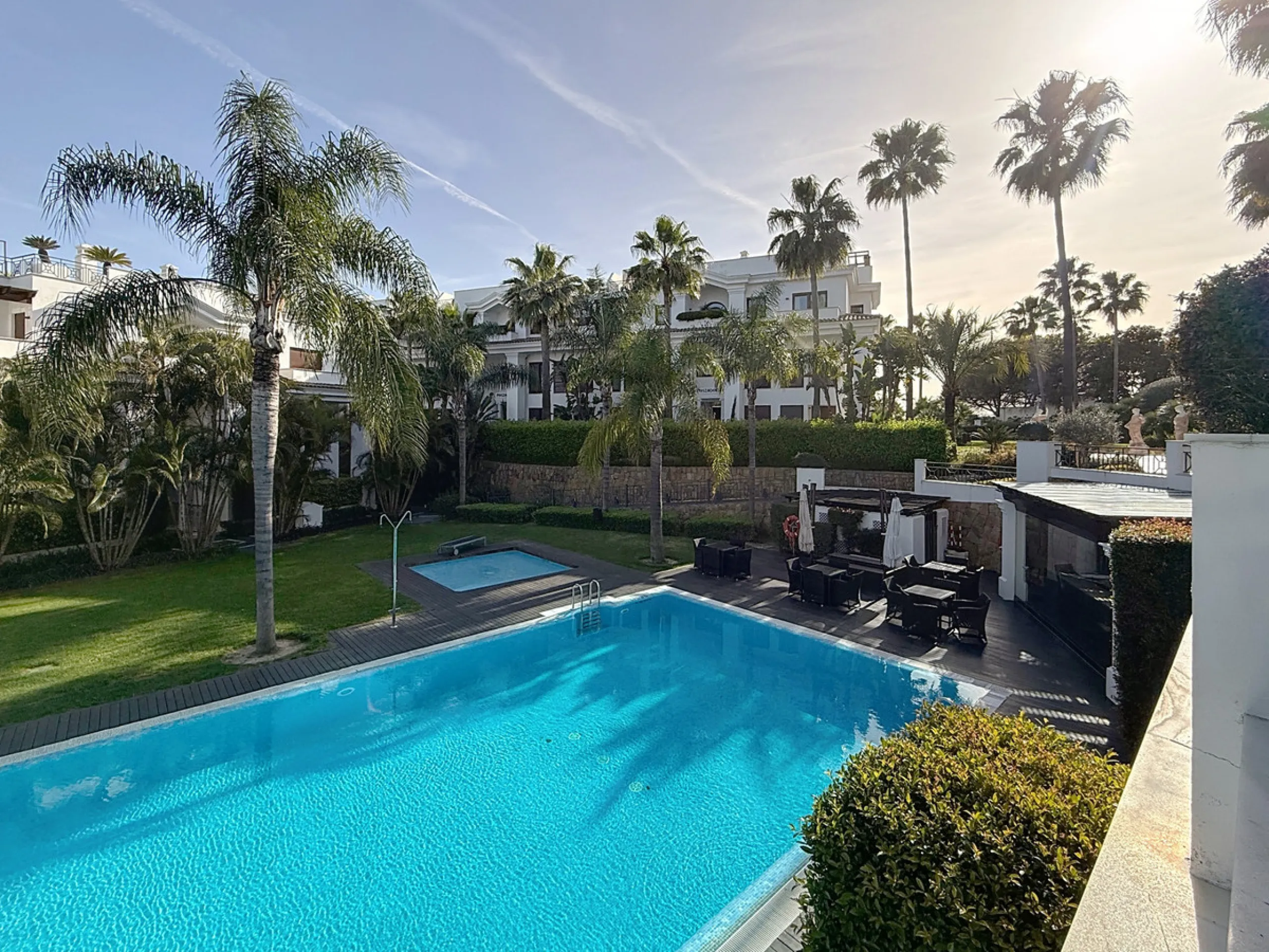 Boasting breathtaking frontal sea views that reach as far as Gibraltar and the African coast, and with direct access to the beach, this exclusive frontline apartment is located in the prestigious Doncella Beach development, in the sought-after Seghers are