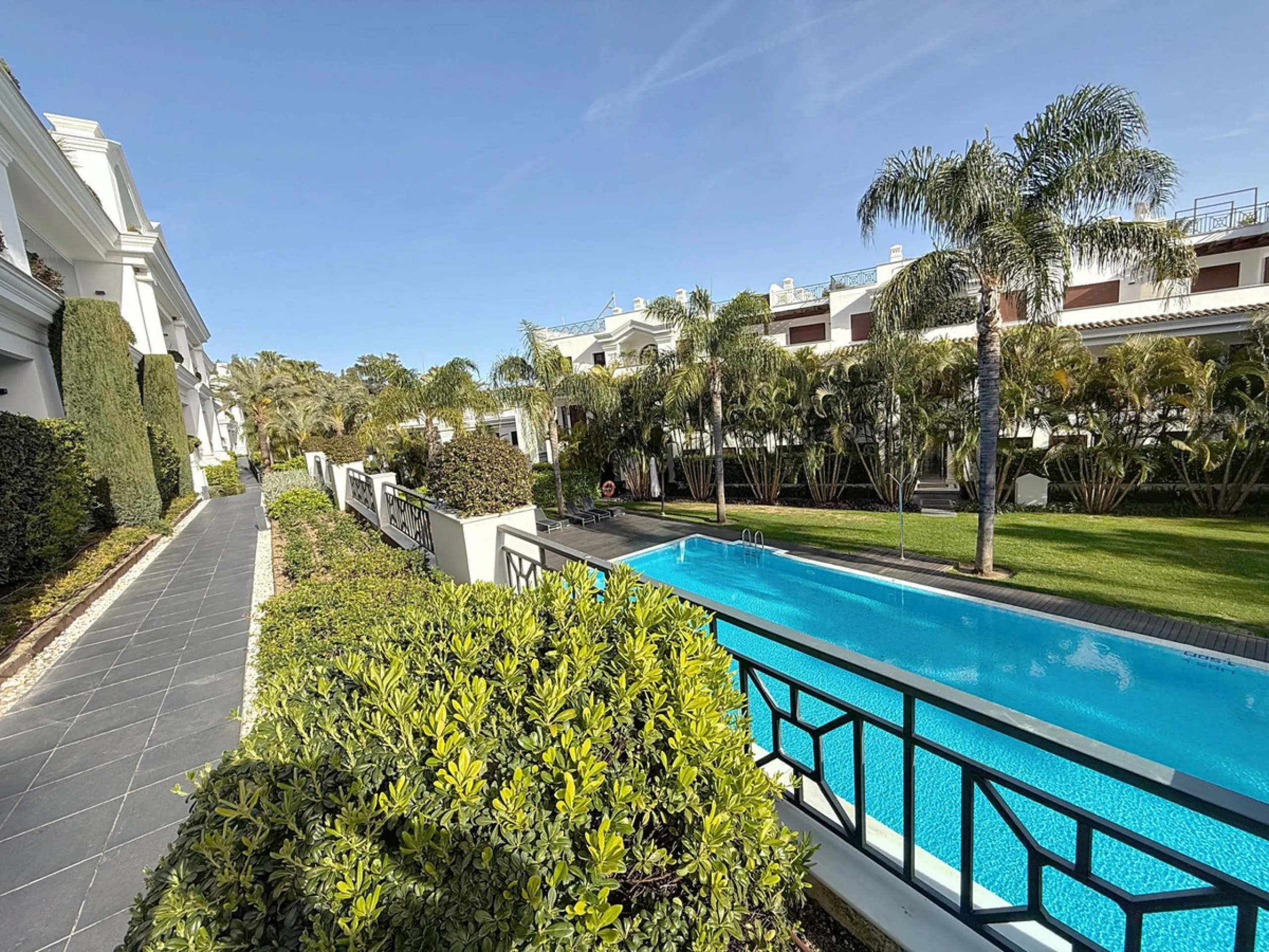 Boasting breathtaking frontal sea views that reach as far as Gibraltar and the African coast, and with direct access to the beach, this exclusive frontline apartment is located in the prestigious Doncella Beach development, in the sought-after Seghers are