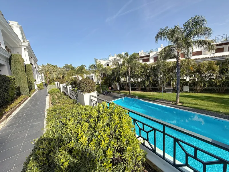 Boasting breathtaking frontal sea views that reach as far as Gibraltar and the African coast, and with direct access to the beach, this exclusive frontline apartment is located in the prestigious Doncella Beach development, in the sought-after Seghers are