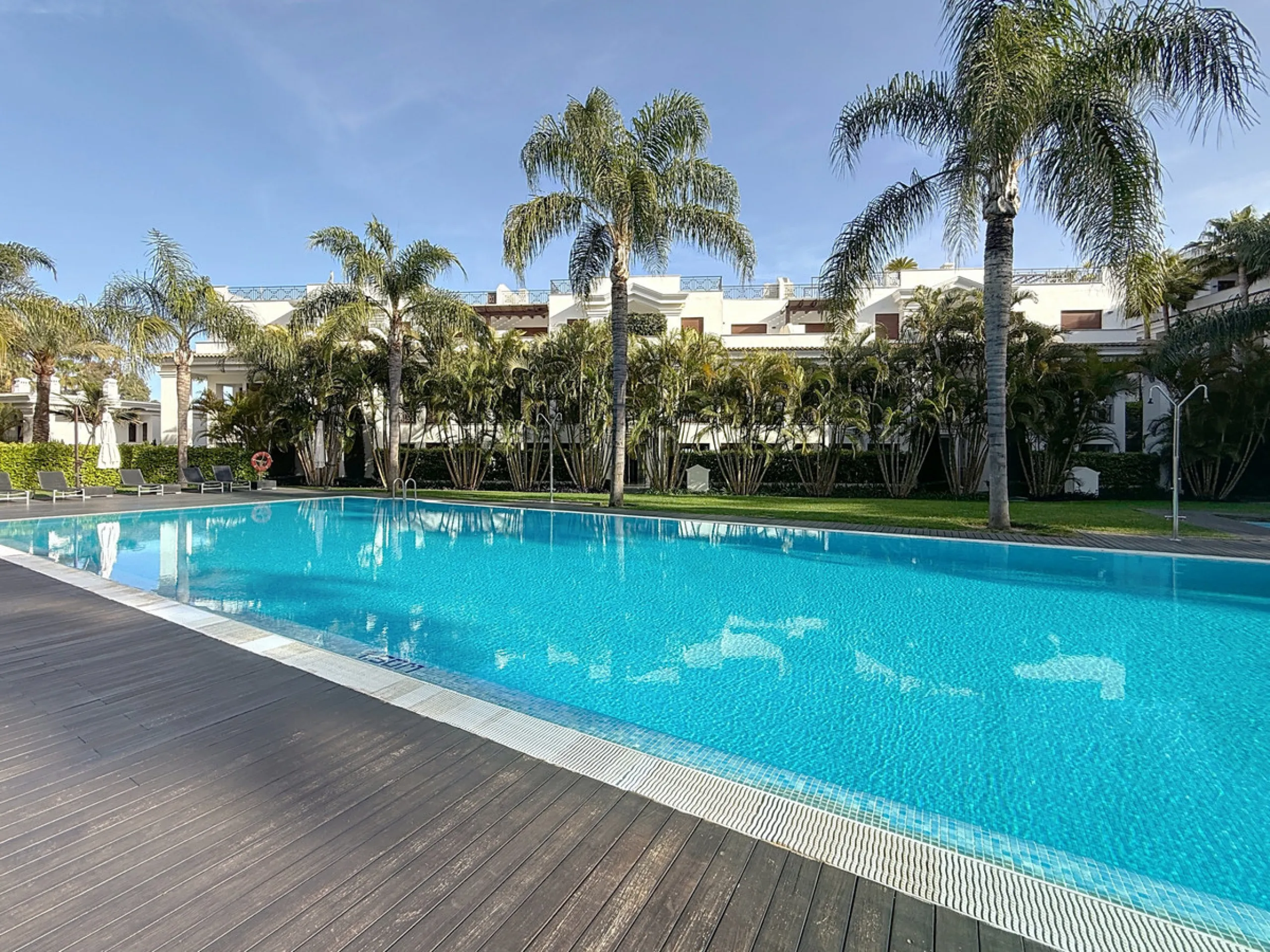 Boasting breathtaking frontal sea views that reach as far as Gibraltar and the African coast, and with direct access to the beach, this exclusive frontline apartment is located in the prestigious Doncella Beach development, in the sought-after Seghers are