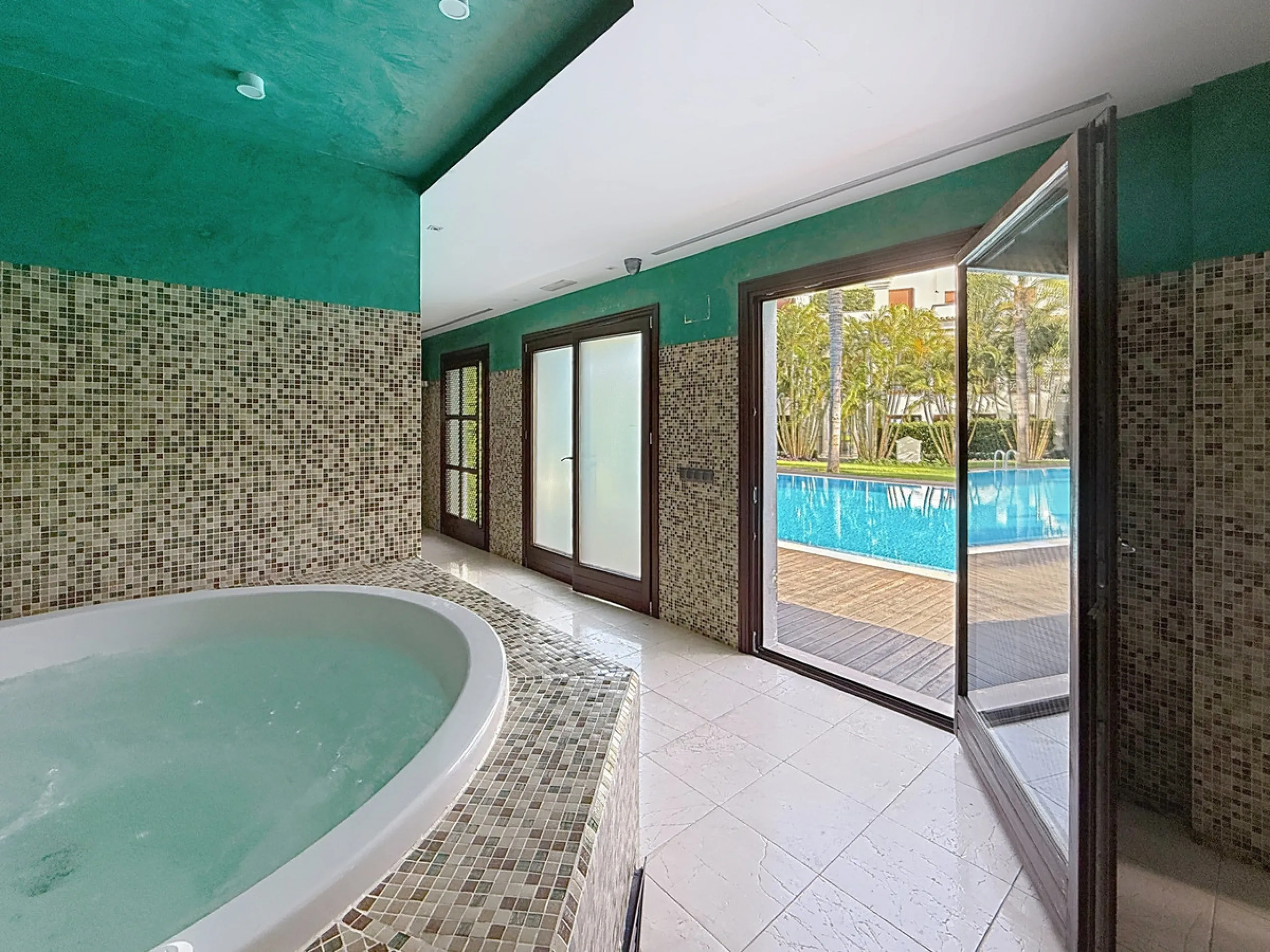 Boasting breathtaking frontal sea views that reach as far as Gibraltar and the African coast, and with direct access to the beach, this exclusive frontline apartment is located in the prestigious Doncella Beach development, in the sought-after Seghers are