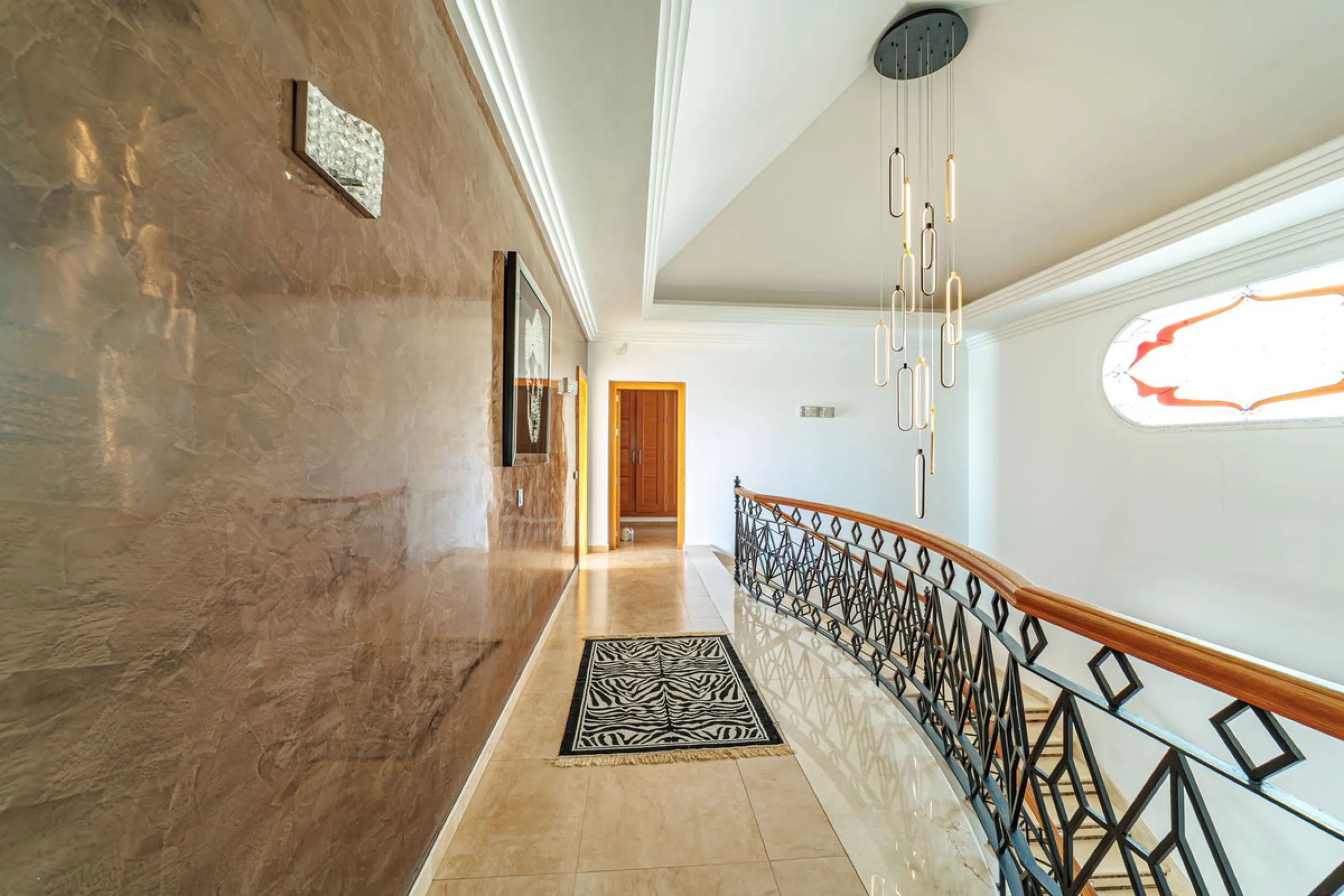 Discover an exceptional villa designed for those seeking space, comfort, luxury, and a prime location. Set on a 1,600 m² plot with over 900 m² built, this impressive property is located in a quiet and exclusive residential area, just a few minutes from Ma