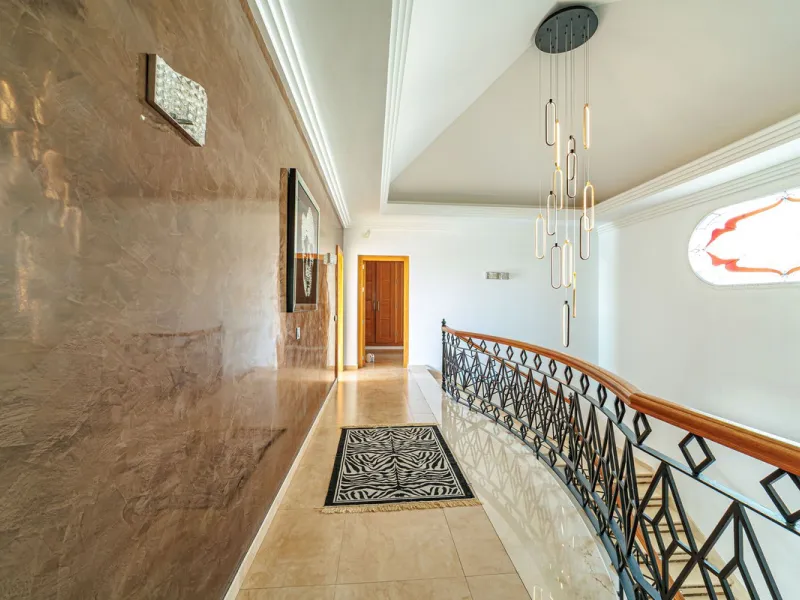 Discover an exceptional villa designed for those seeking space, comfort, luxury, and a prime location. Set on a 1,600 m² plot with over 900 m² built, this impressive property is located in a quiet and exclusive residential area, just a few minutes from Ma