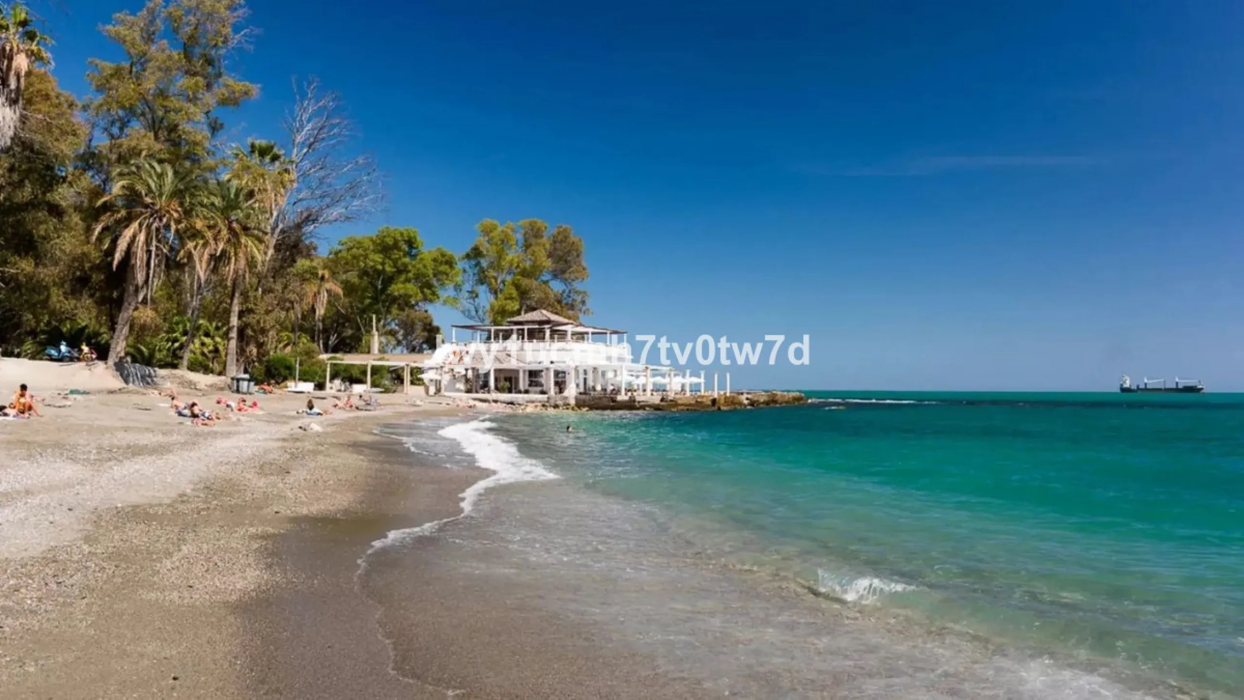 MAGNIFICENT APARTMENT WITH OPEN VIEWS JUST 5 MINUTES FROM THE BEACH