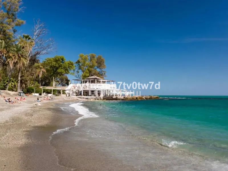 MAGNIFICENT APARTMENT WITH OPEN VIEWS JUST 5 MINUTES FROM THE BEACH