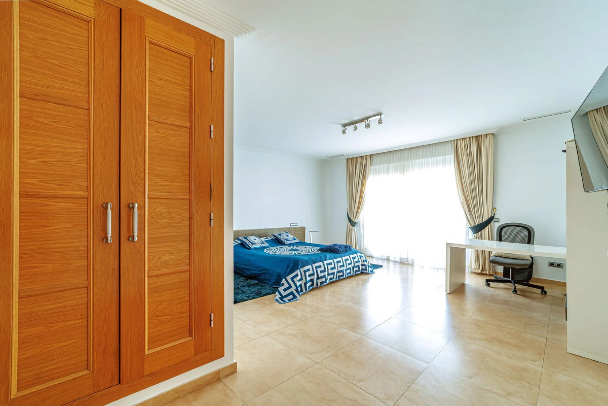 Discover an exceptional villa designed for those seeking space, comfort, luxury, and a prime location. Set on a 1,600 m² plot with over 900 m² built, this impressive property is located in a quiet and exclusive residential area, just a few minutes from Ma