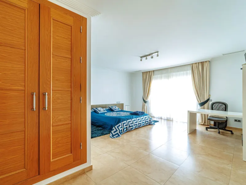 Discover an exceptional villa designed for those seeking space, comfort, luxury, and a prime location. Set on a 1,600 m² plot with over 900 m² built, this impressive property is located in a quiet and exclusive residential area, just a few minutes from Ma