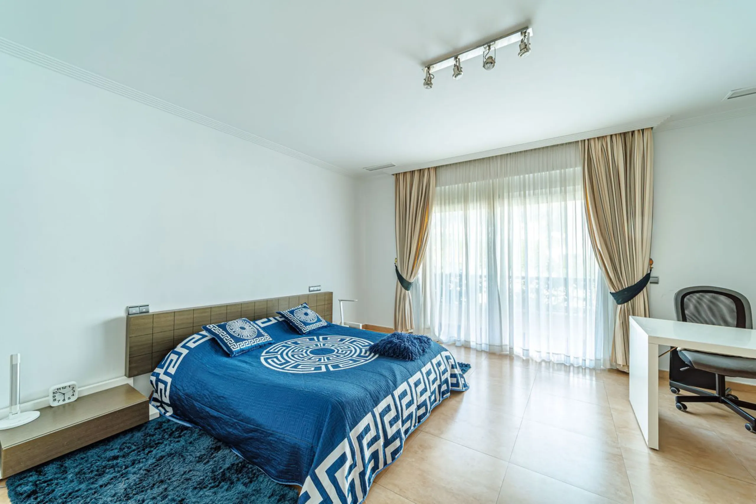 Discover an exceptional villa designed for those seeking space, comfort, luxury, and a prime location. Set on a 1,600 m² plot with over 900 m² built, this impressive property is located in a quiet and exclusive residential area, just a few minutes from Ma