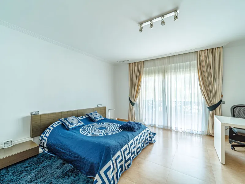 Discover an exceptional villa designed for those seeking space, comfort, luxury, and a prime location. Set on a 1,600 m² plot with over 900 m² built, this impressive property is located in a quiet and exclusive residential area, just a few minutes from Ma