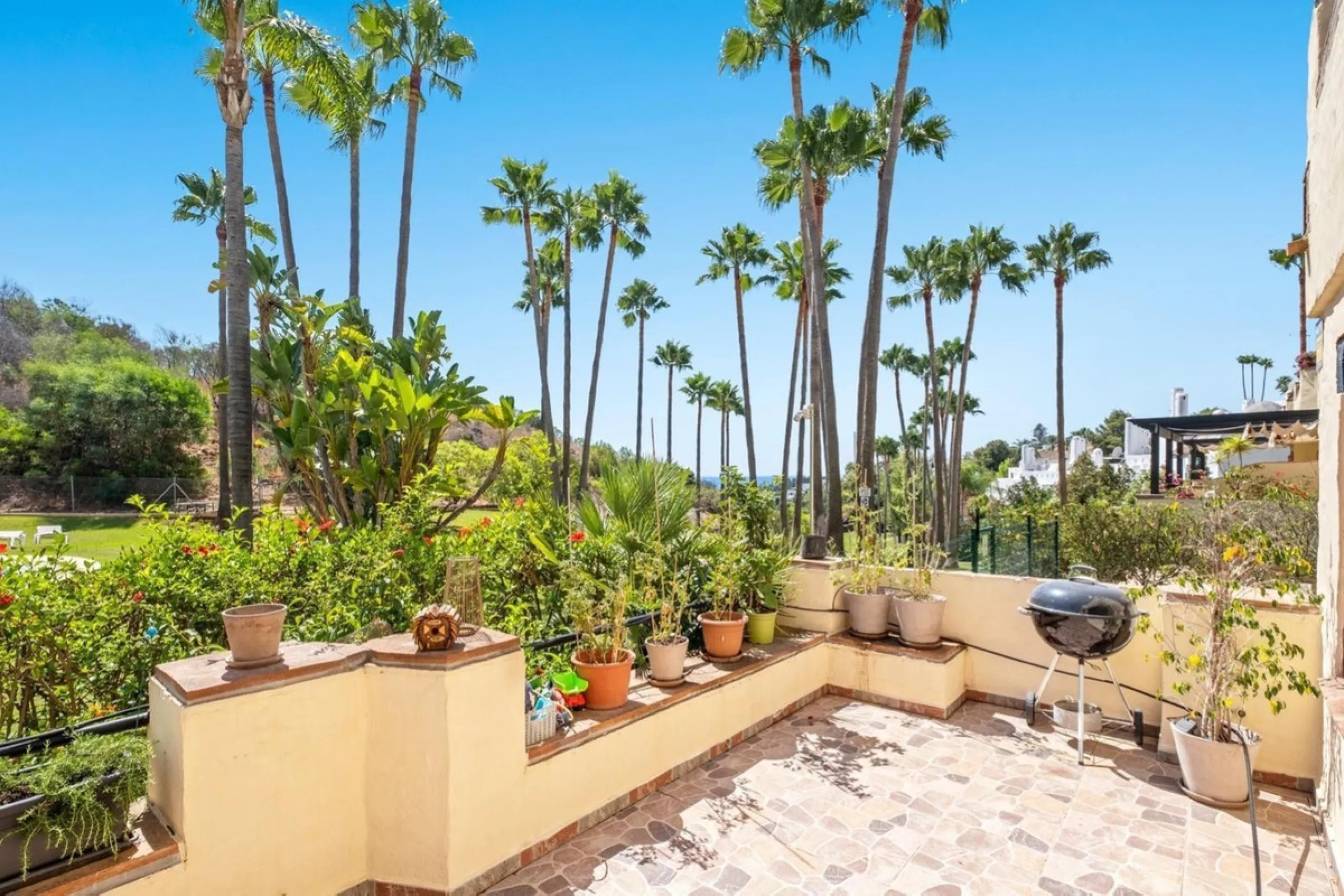 Spacious apartment in Las Cascadas on Marbella's Golden Mile.