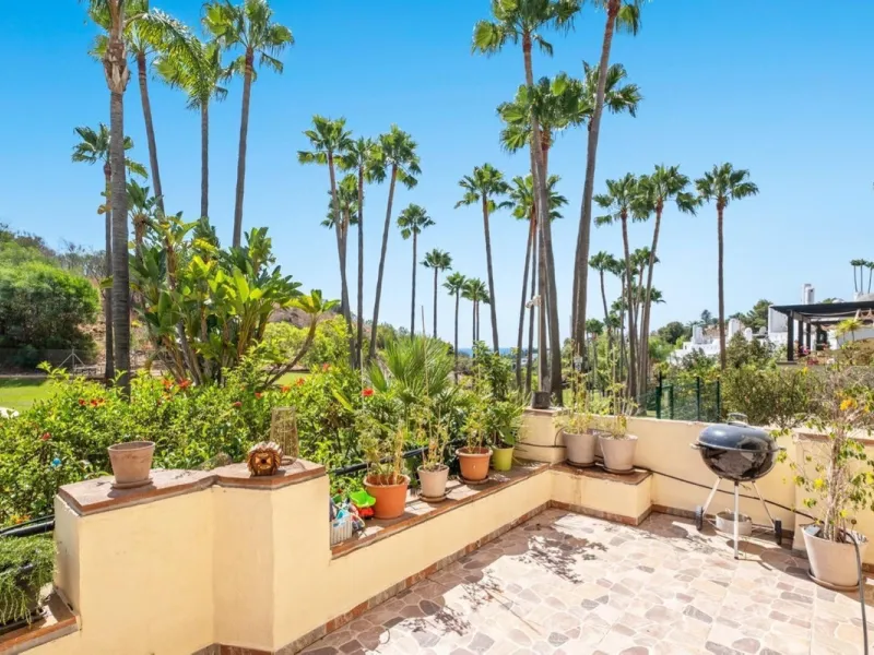 Spacious apartment in Las Cascadas on Marbella's Golden Mile.