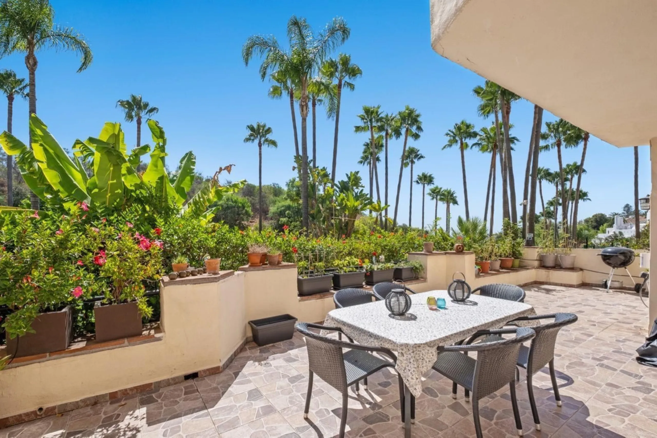 Spacious apartment in Las Cascadas on Marbella's Golden Mile.