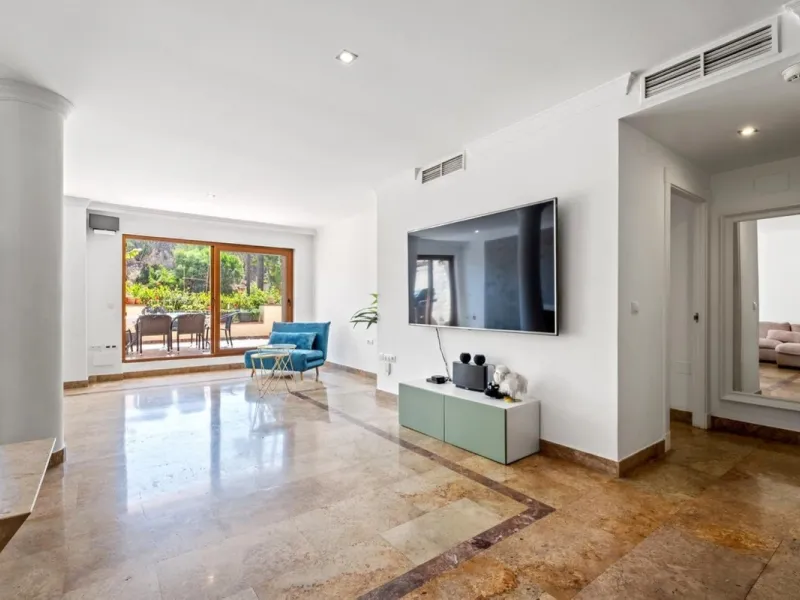 Spacious apartment in Las Cascadas on Marbella's Golden Mile.