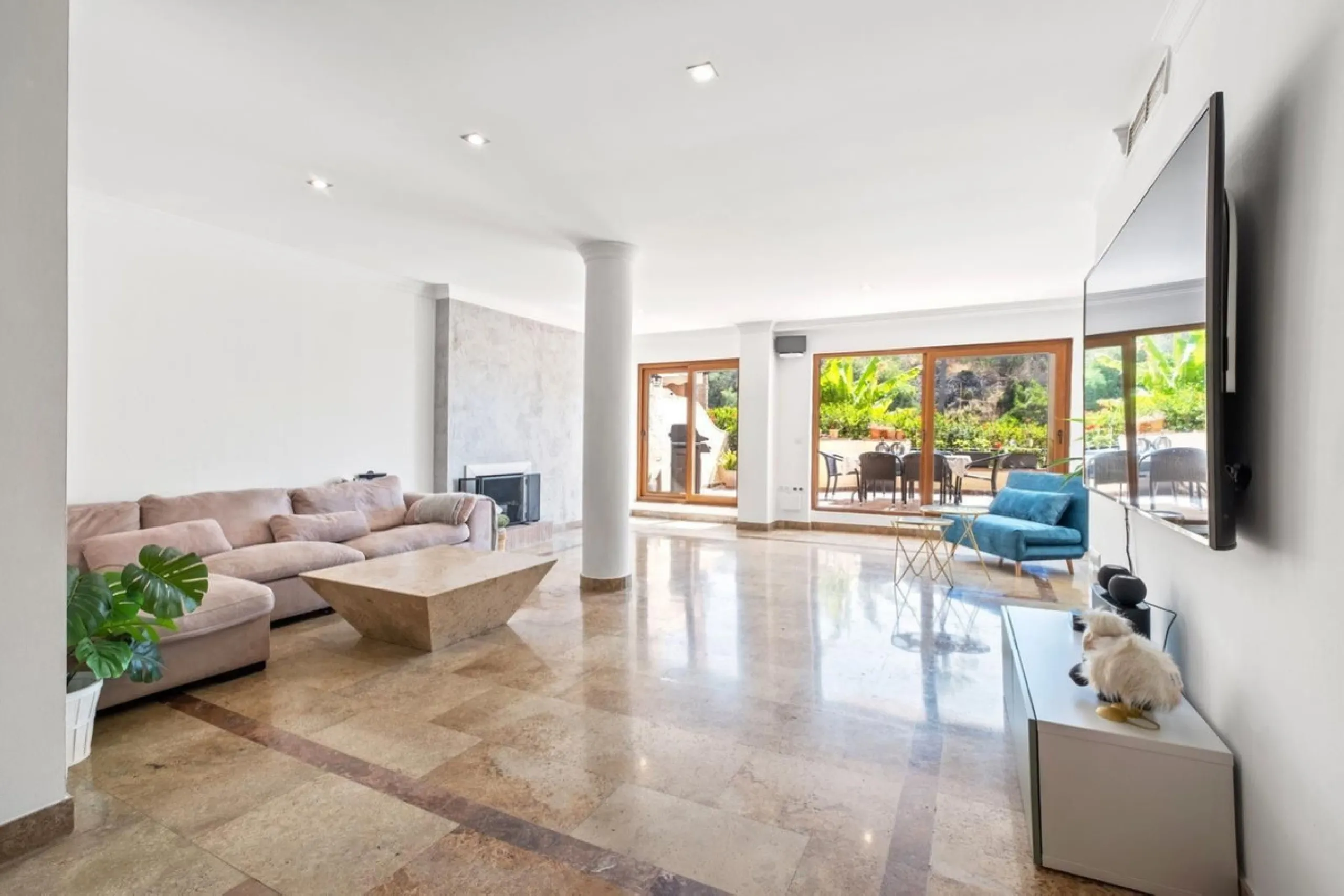 Spacious apartment in Las Cascadas on Marbella's Golden Mile.