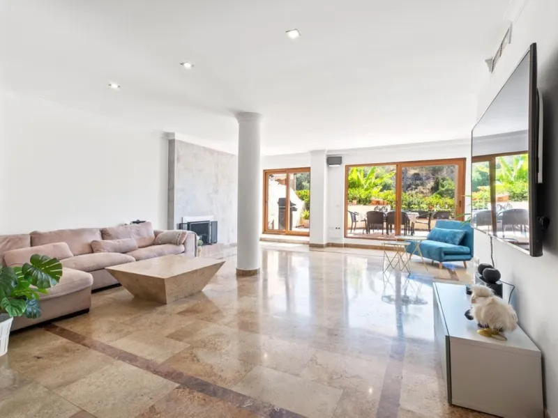 Spacious apartment in Las Cascadas on Marbella's Golden Mile.