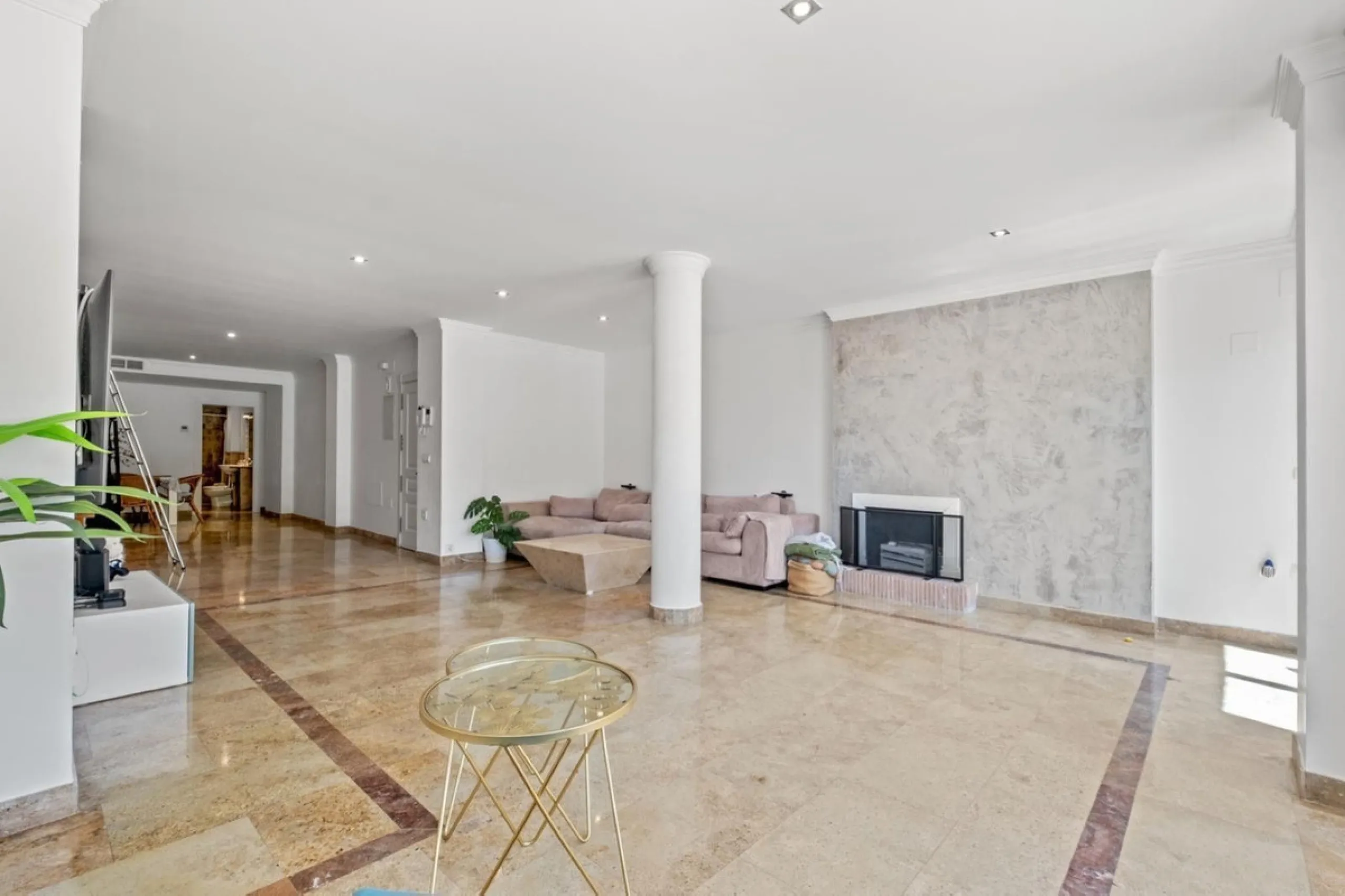 Spacious apartment in Las Cascadas on Marbella's Golden Mile.