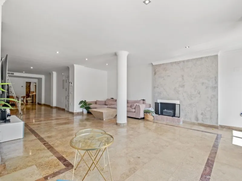 Spacious apartment in Las Cascadas on Marbella's Golden Mile.