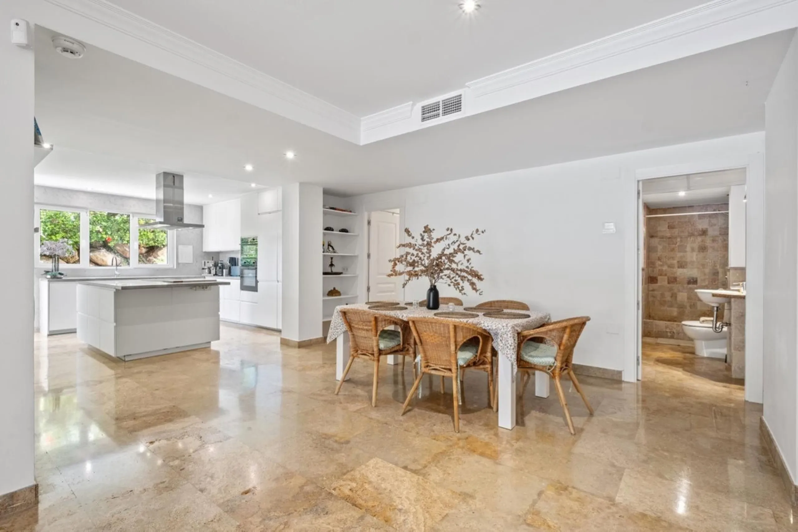 Spacious apartment in Las Cascadas on Marbella's Golden Mile.