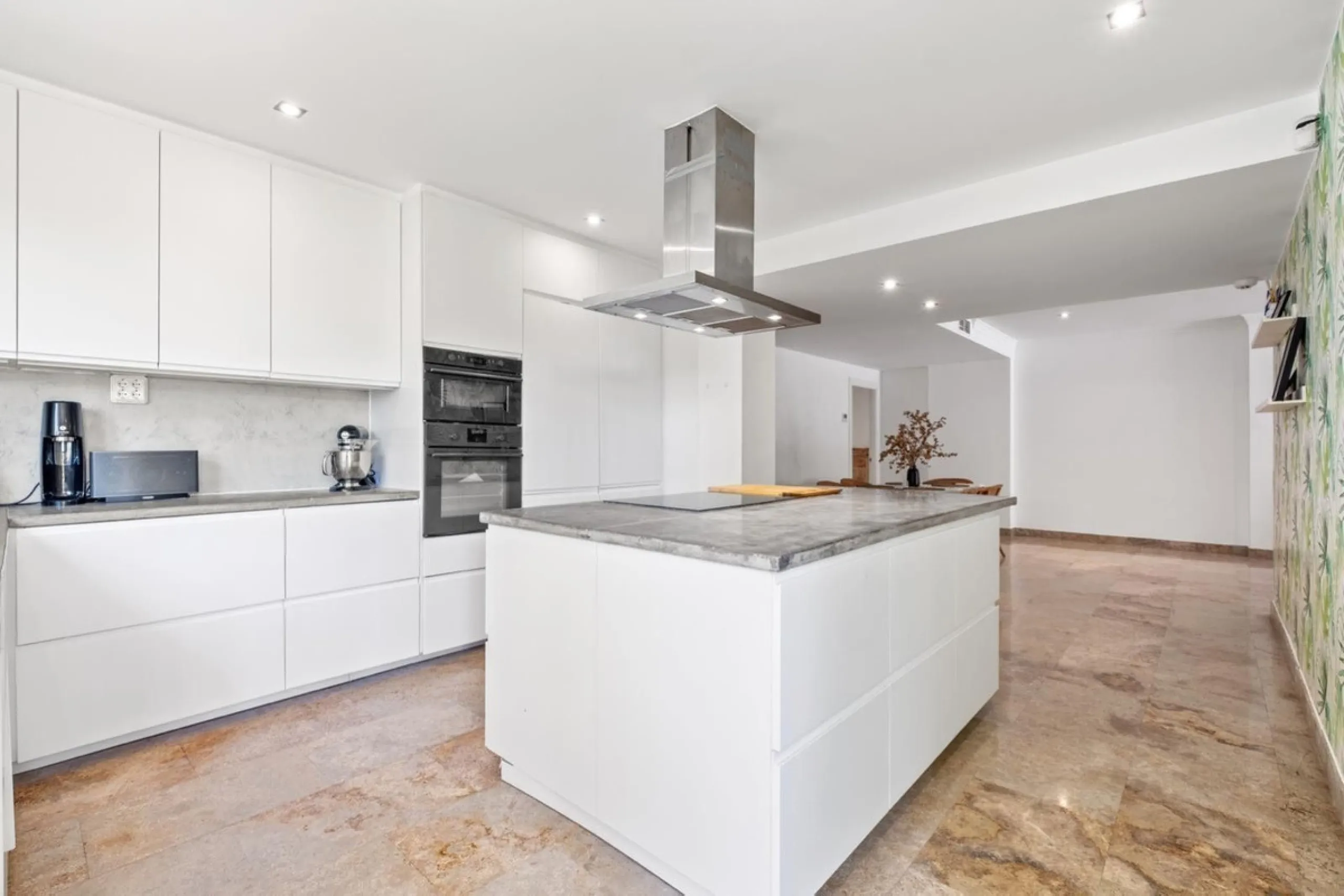 Spacious apartment in Las Cascadas on Marbella's Golden Mile.