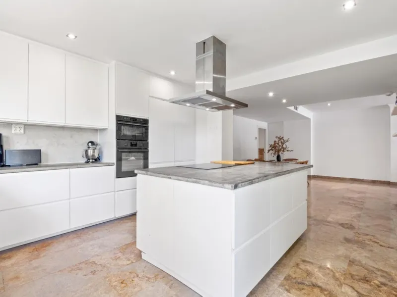 Spacious apartment in Las Cascadas on Marbella's Golden Mile.