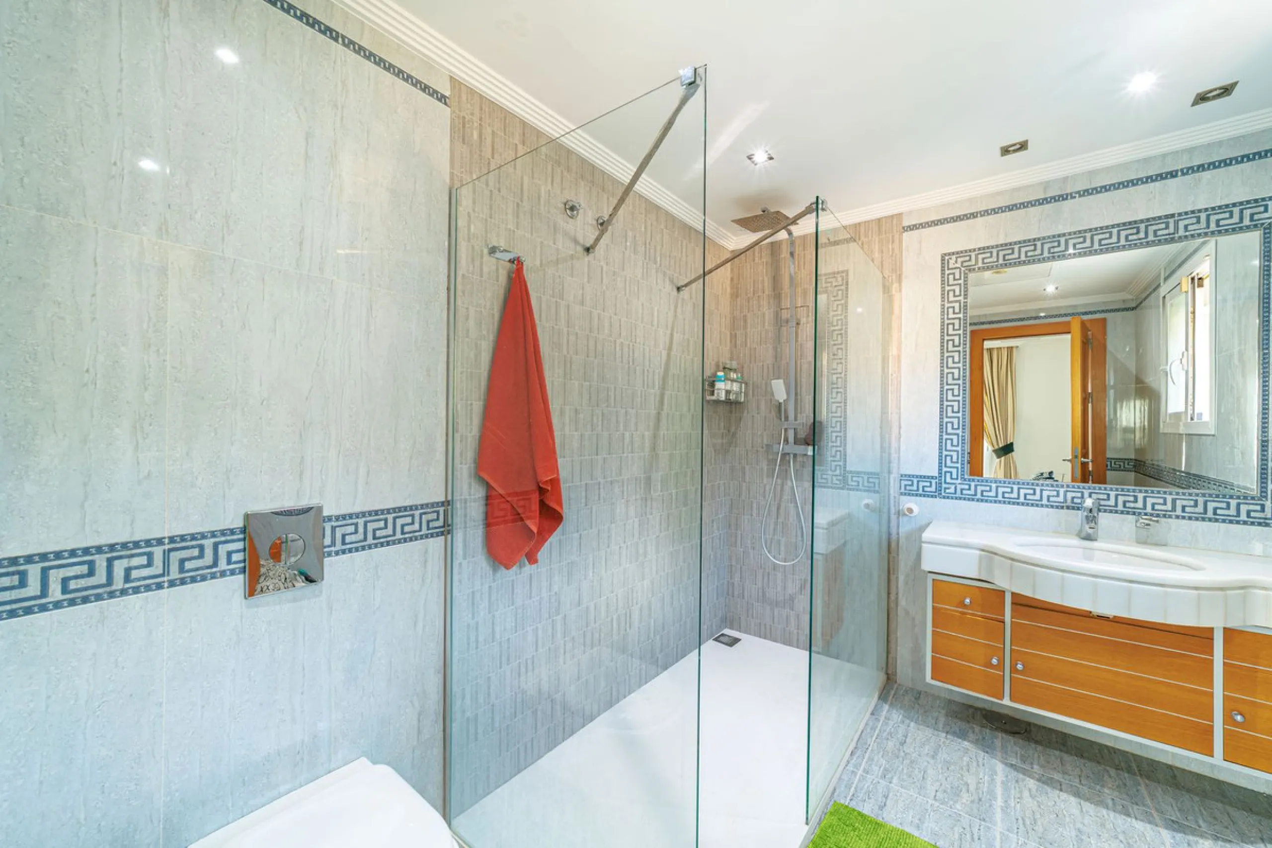 Discover an exceptional villa designed for those seeking space, comfort, luxury, and a prime location. Set on a 1,600 m² plot with over 900 m² built, this impressive property is located in a quiet and exclusive residential area, just a few minutes from Ma