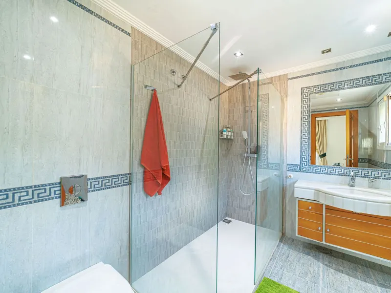 Discover an exceptional villa designed for those seeking space, comfort, luxury, and a prime location. Set on a 1,600 m² plot with over 900 m² built, this impressive property is located in a quiet and exclusive residential area, just a few minutes from Ma