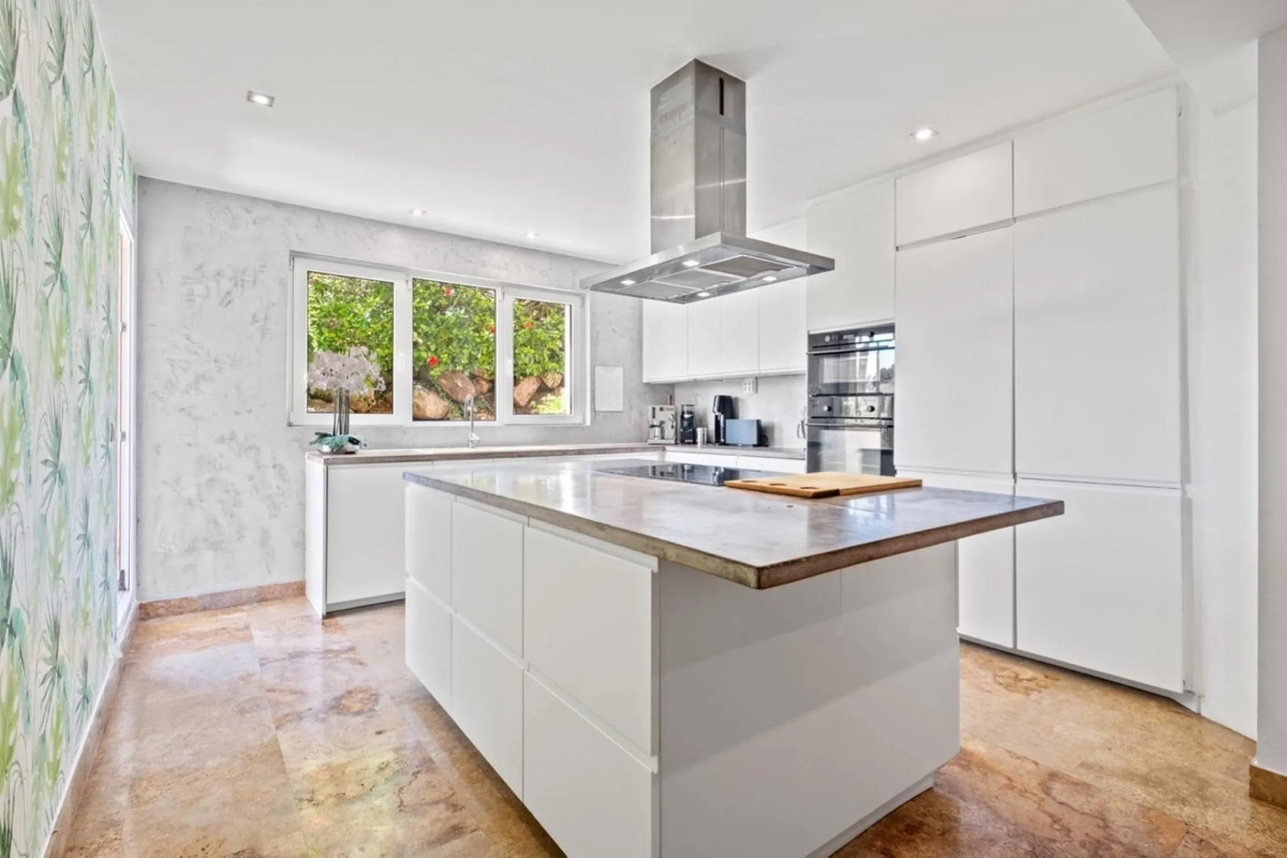 Spacious apartment in Las Cascadas on Marbella's Golden Mile.