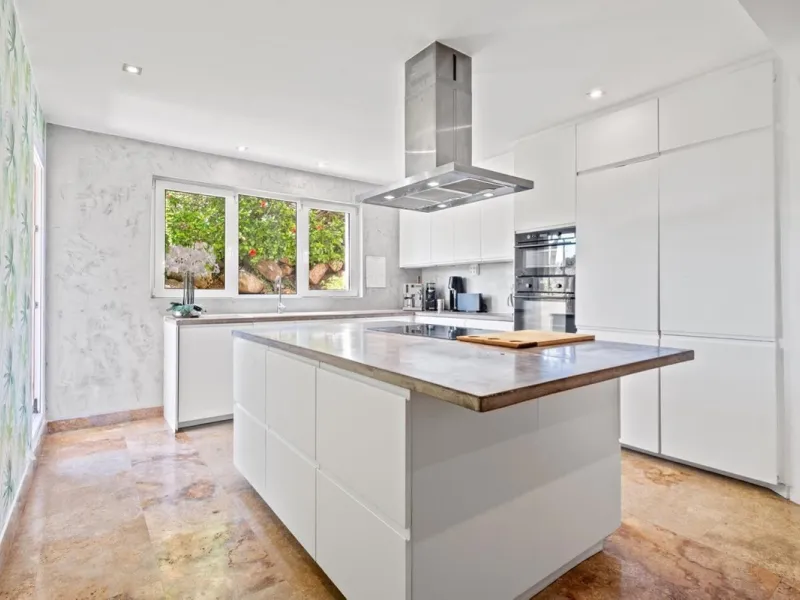 Spacious apartment in Las Cascadas on Marbella's Golden Mile.