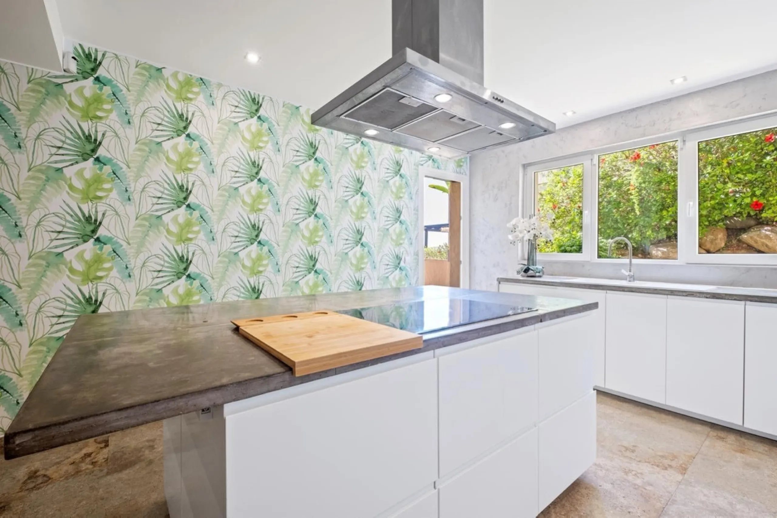 Spacious apartment in Las Cascadas on Marbella's Golden Mile.