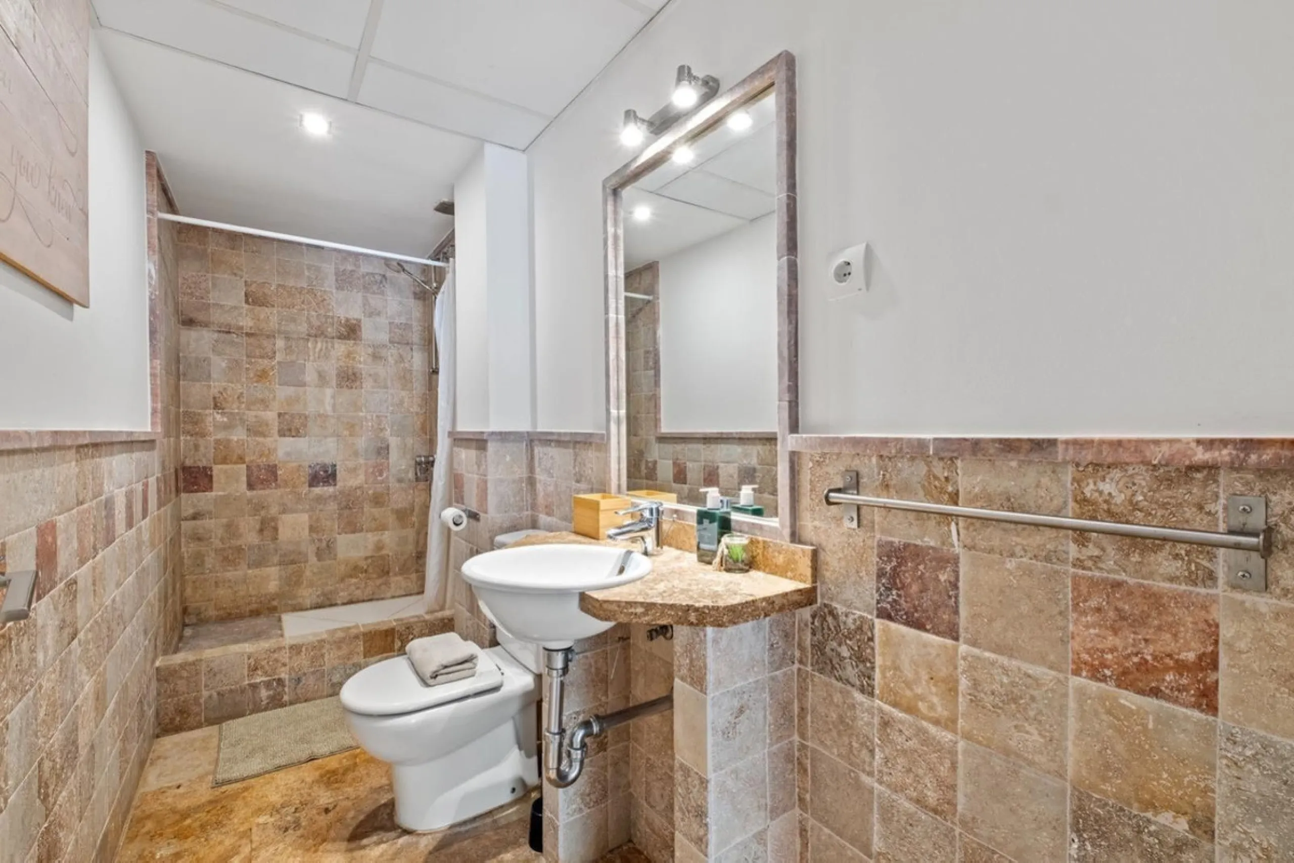 Spacious apartment in Las Cascadas on Marbella's Golden Mile.